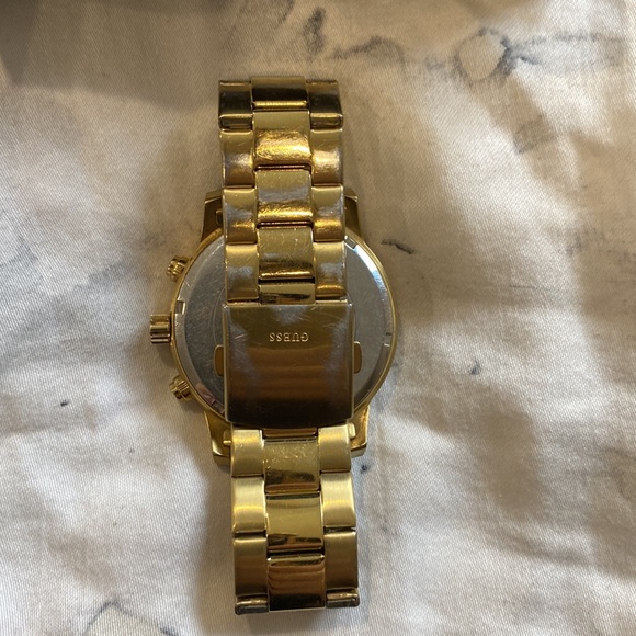 Large gold Guess watch - Picture 4 of 6